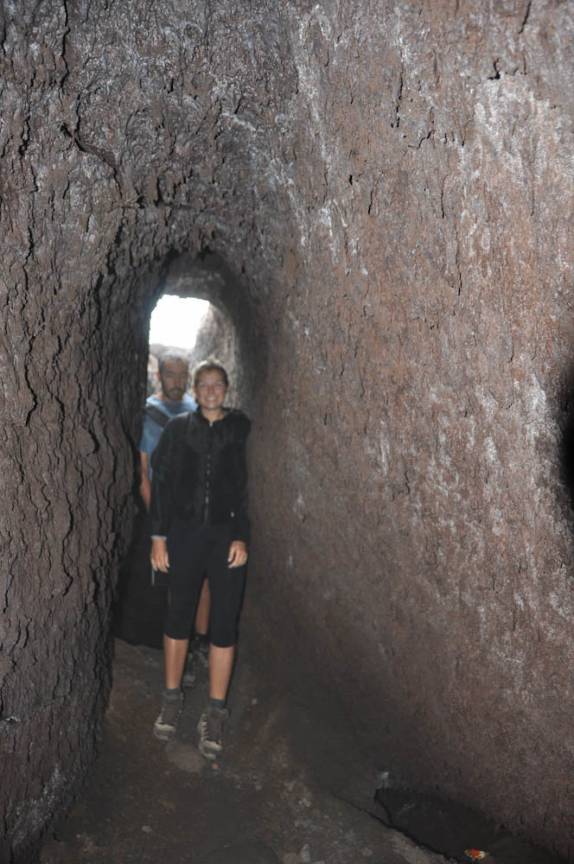 Passando por fendas criadas por um rio de lava no vulcão Pacaya, próximo à Antigua, na Guatemala